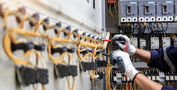 Professional Outlet Repair technician working in Linton, IN